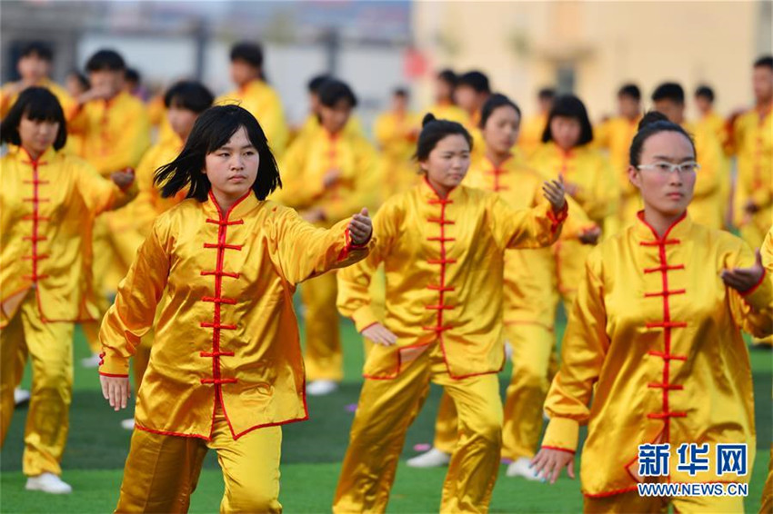 1000 Schüler üben Tai-Chi