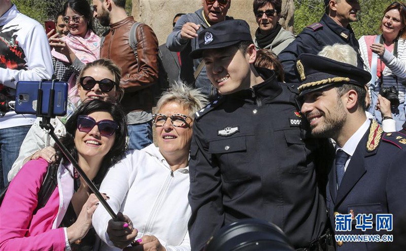 Chinesische und italienische Polizei patrouillieren gemeinsam in Badaling