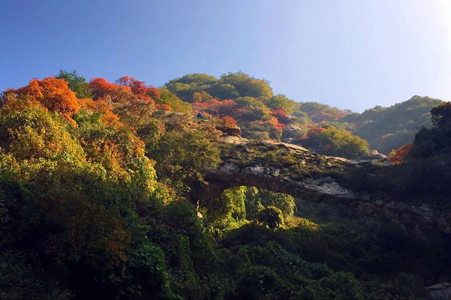 Luftaufnahmen von wundervoller Landschaft – Tiansheng-Brücke im Kreis Hu