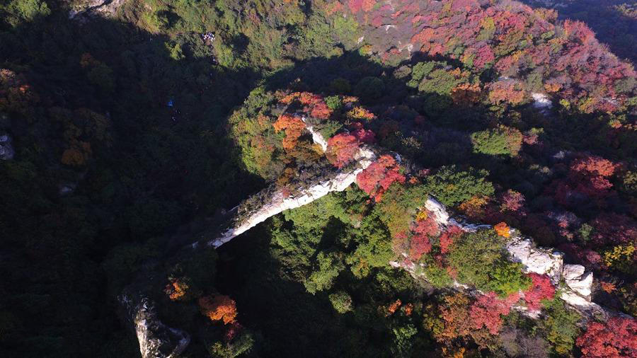 Luftaufnahmen von wundervoller Landschaft – Tiansheng-Brücke im Kreis Hu