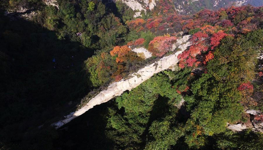 Luftaufnahmen von wundervoller Landschaft – Tiansheng-Brücke im Kreis Hu