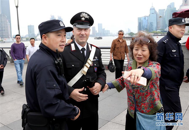 Chinesische und italienische Polizei patrouillieren gemeinsam in Shanghai