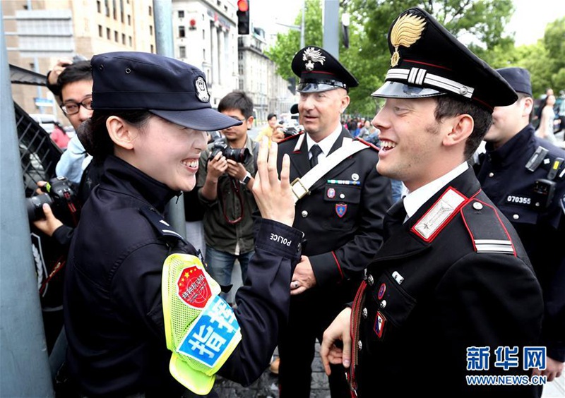 Chinesische und italienische Polizei patrouillieren gemeinsam in Shanghai