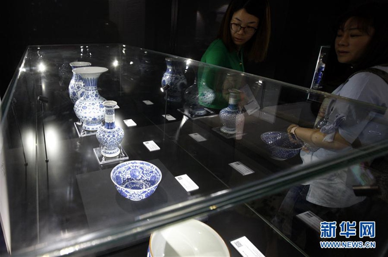 Sonderausstellung zu blauwei?em Porzellan in Shanghai