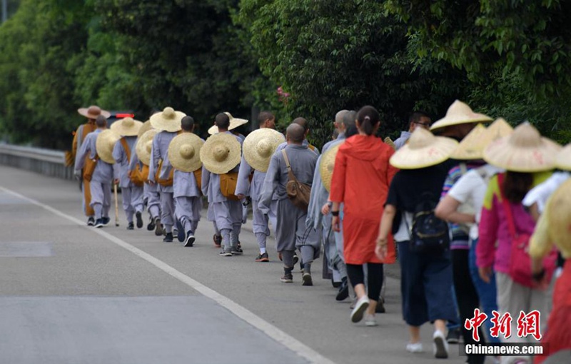13 M?che wandern 2.600 Kilometer zum Emei-Berg