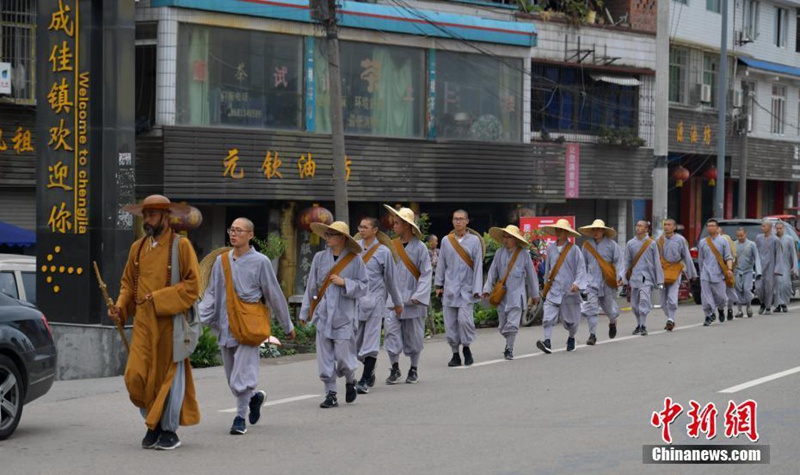 13 M?che wandern 2.600 Kilometer zum Emei-Berg