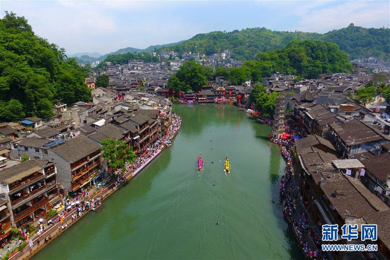 Drachenboot-Wettbewerb in der Altstadt Fenghuang