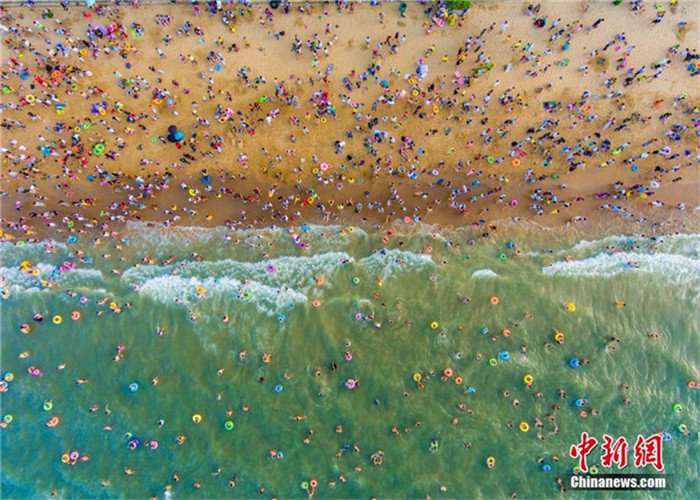 Haikou: 200.000 Menschen baden im ?Drachenwasser“
