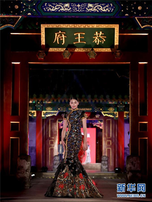Stickerei-Modeshow in Beijings altem Prinzenhaus