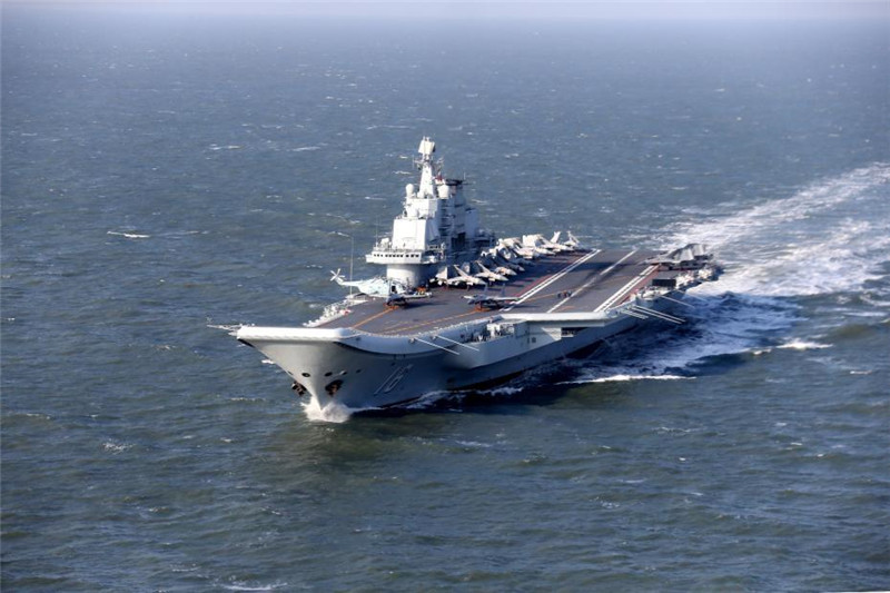 J-15 bei Flugübungen auf der Liaoning