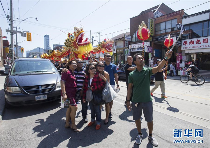 Toronto feiert Drachenbootfest mit Umzug