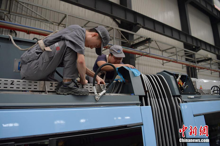 Chengdus erste Stra?enbahnlokomotive stellt sich vor
