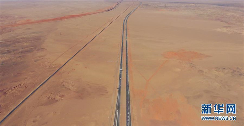 Luftbilder: Die l?ngste Wüstenautobahn der Welt