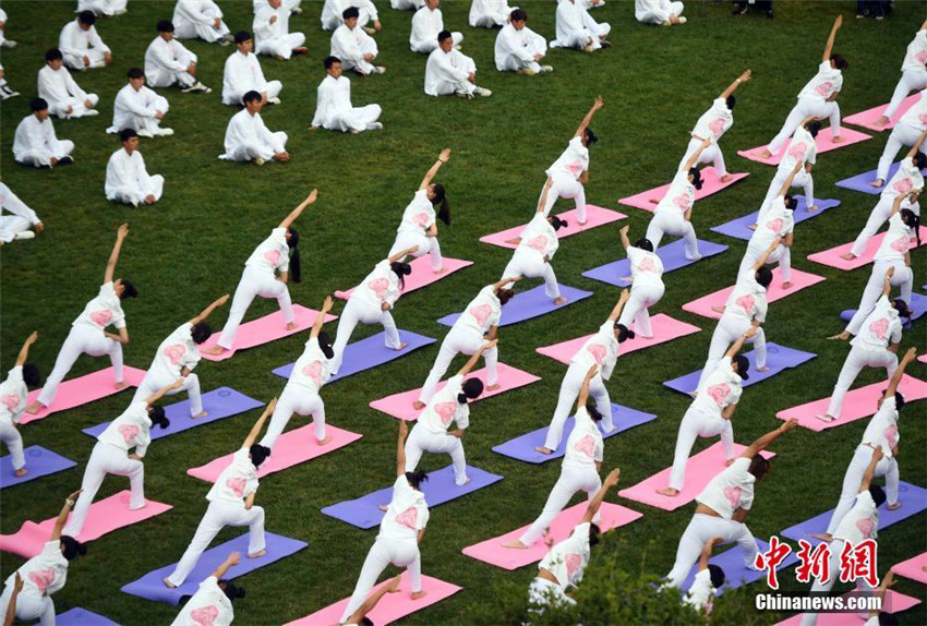 über 1.000 Menschen feiern in Yunnan den Weltyogatag