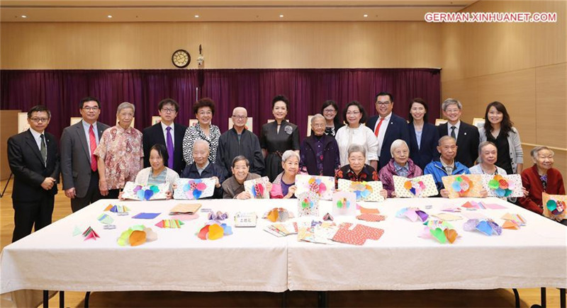 Peng Liyuan besucht Senioren in Hongkong