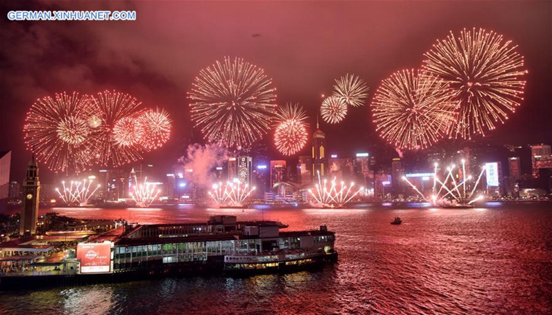 Feuerwerke beleuchten den Himmel in Hongkong