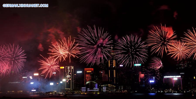 Feuerwerke beleuchten den Himmel in Hongkong