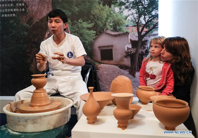 Porzellan und Keramik aus der chinesischen Stadt Jingde werden in Berlin ausgestellt