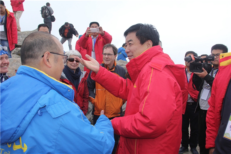 Ausl?nder reisen auf Taibai-Berg in Begleitung von Bürgermeister von Baoji