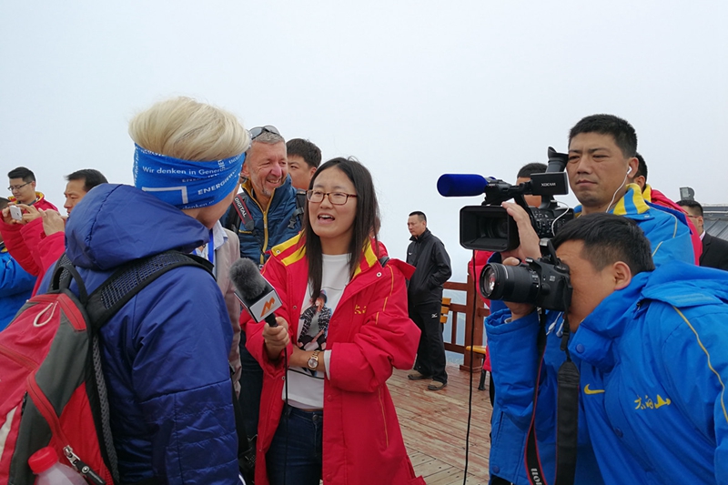 Ausl?nder reisen auf Taibai-Berg in Begleitung von Bürgermeister von Baoji