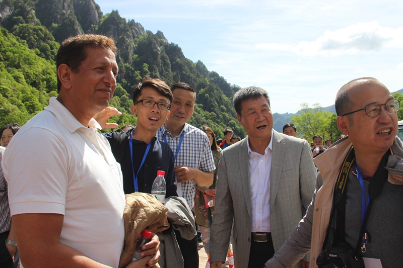 Ausl?nder reisen auf Taibai-Berg in Begleitung von Bürgermeister von Baoji