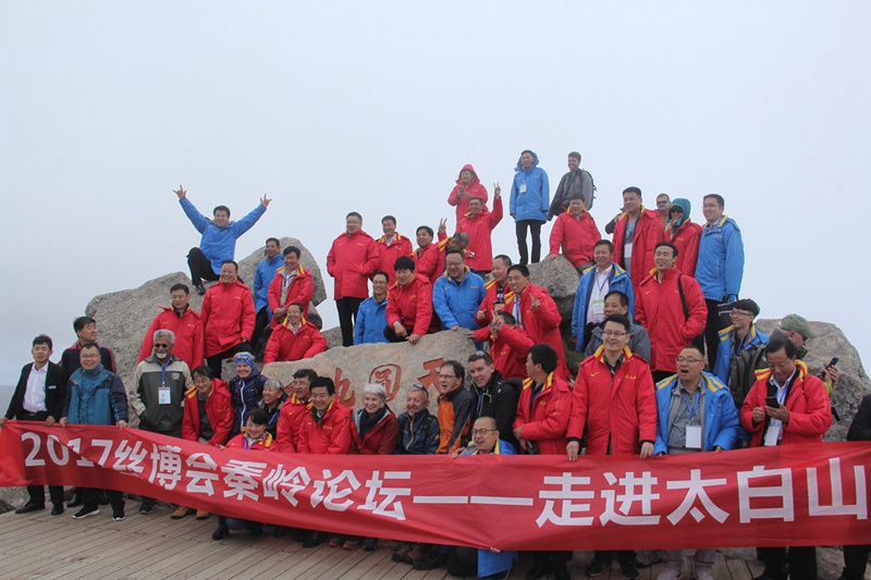 Ausl?nder reisen auf Taibai-Berg in Begleitung von Bürgermeister von Baoji