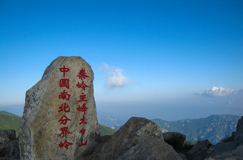 Ausl?nder reisen auf Taibai-Berg in Begleitung von Bürgermeister von Baoji