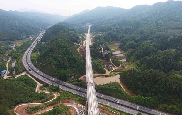 Hochgeschwindigkeitsstrecke für Personenzug zwischen Xi′an und Chengdu am 30. September in Betrieb genommen
