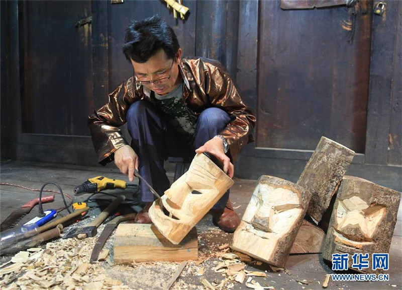 Manggao-Maskenhandwerker des Miao-Volks in Guangxi