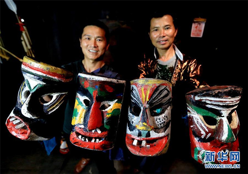 Manggao-Maskenhandwerker des Miao-Volks in Guangxi