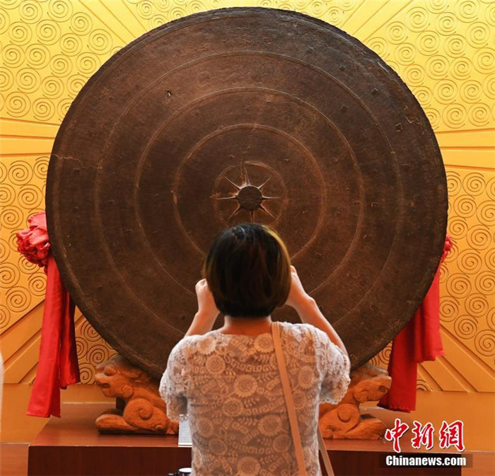 Arch?ologie: Die gr??te Kupfertrommel der Welt in Guangxi ausgestellt