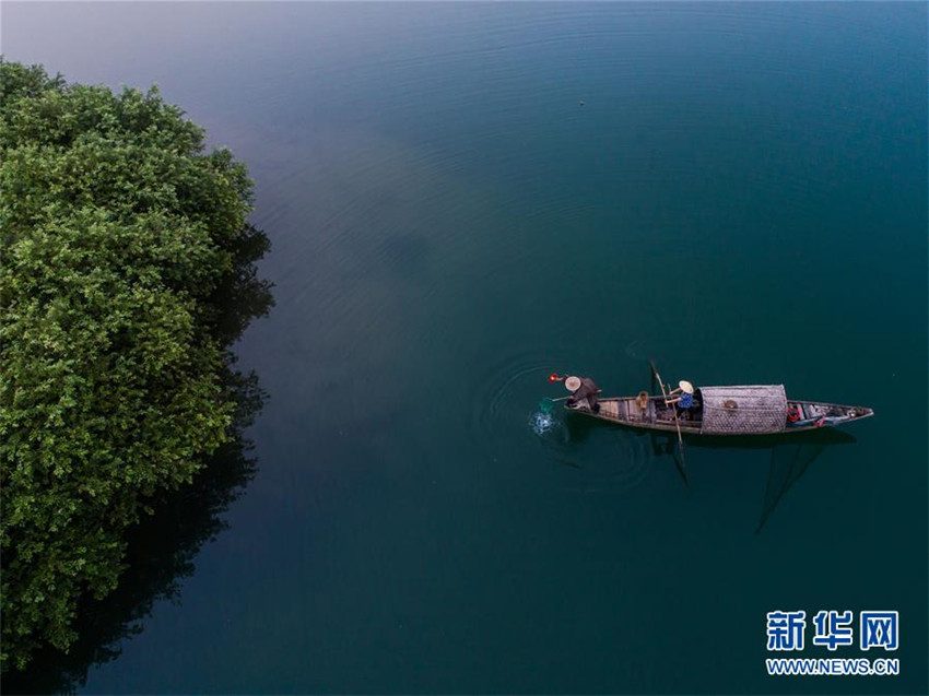 Der neblige Fluss Xin′an bringt Kühle im Sommer