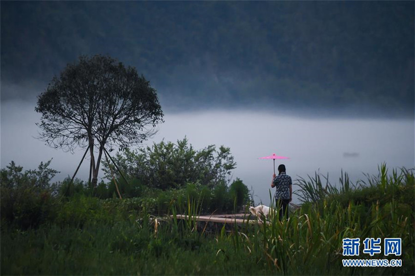 Der neblige Fluss Xin′an bringt Kühle im Sommer