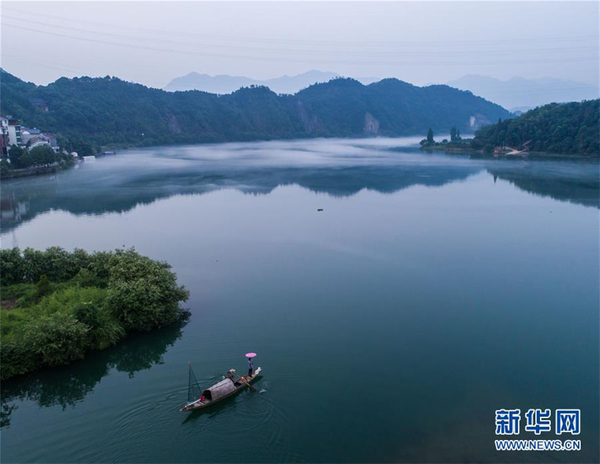 Der neblige Fluss Xin′an bringt Kühle im Sommer