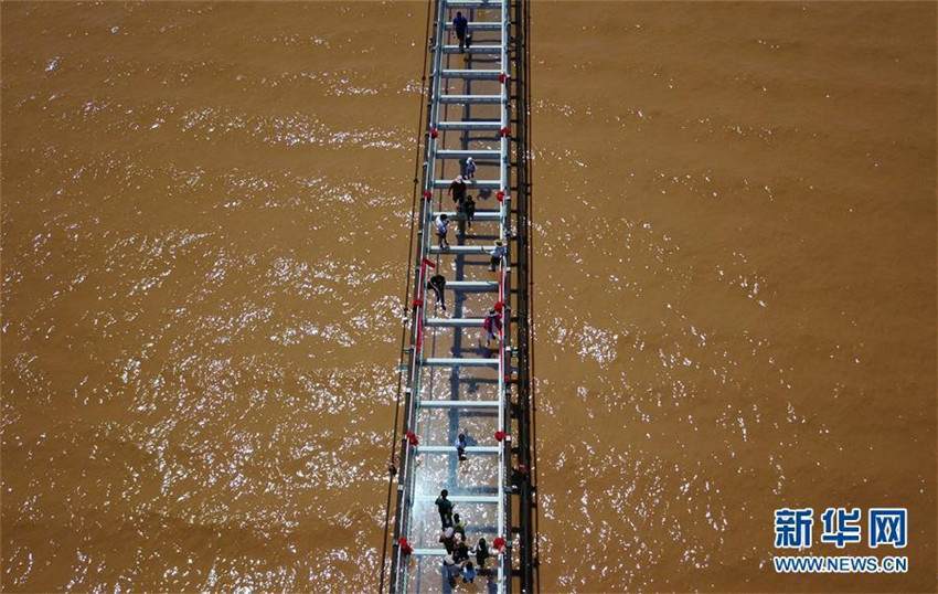 Glas-Brücke über den Gelben Fluss