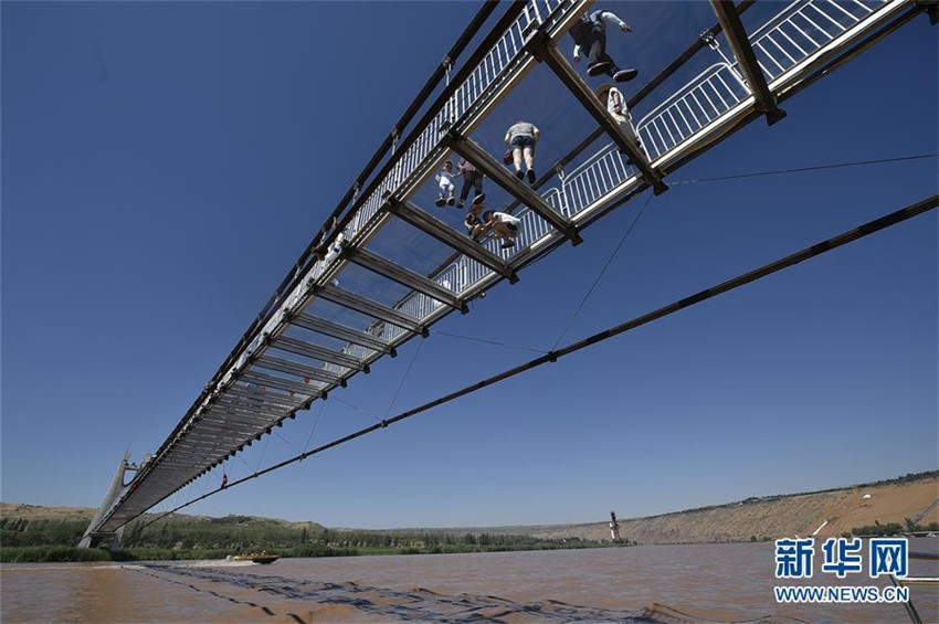Glas-Brücke über den Gelben Fluss