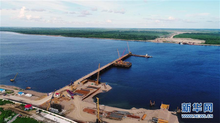 Brücke zwischen China und Russland im Bau