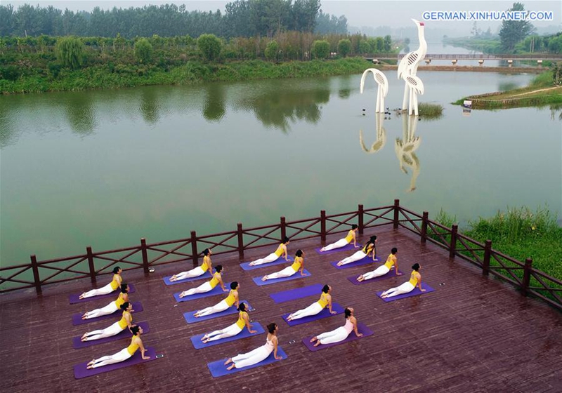 Yoga-übungen im Lianghekou-Feuchtgebiet Park