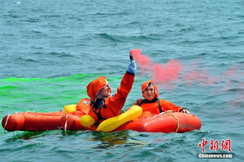 Chinesische und europ?ische Astronauten absolvieren Seerettungstraining