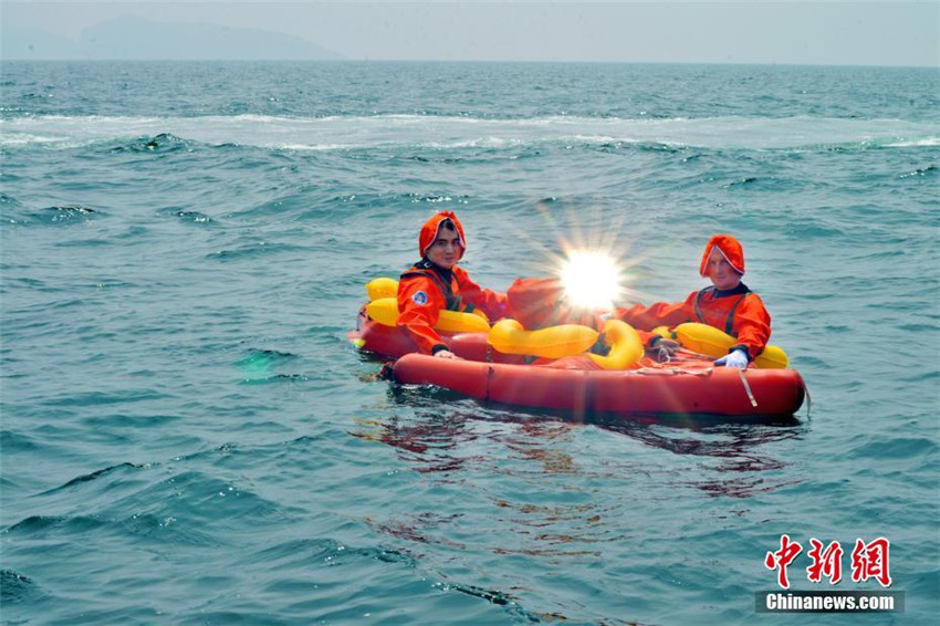 Chinesische und europ?ische Astronauten absolvieren Seerettungstraining