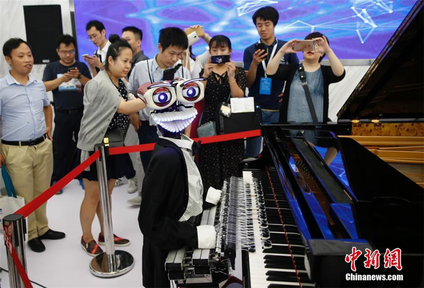 Roboterpianist TeoTronico debütiert auf World Robot Conference 2017