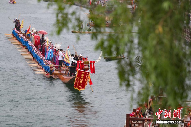 Weltl?ngstes Holzdrachenboot der Miao-Nationalit?t in Guizhou vorgestellt