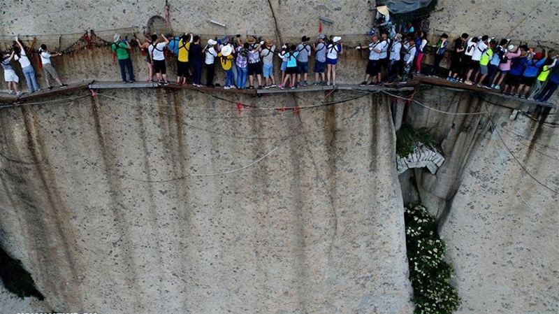 Das berühmteste natürliches Hindernis auf Berg Huashan: Holzsteig im Himmel