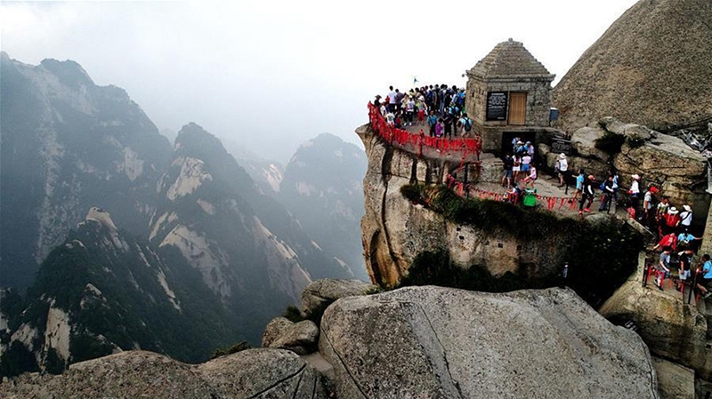 Das berühmteste natürliches Hindernis auf Berg Huashan: Holzsteig im Himmel