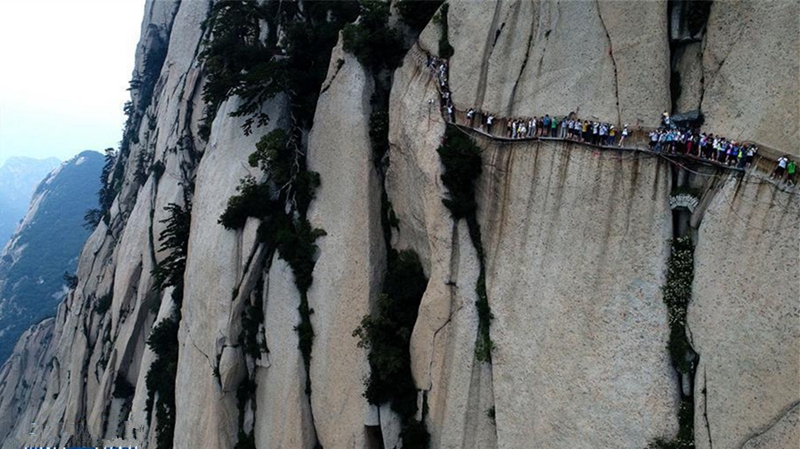 Das berühmteste natürliches Hindernis auf Berg Huashan: Holzsteig im Himmel