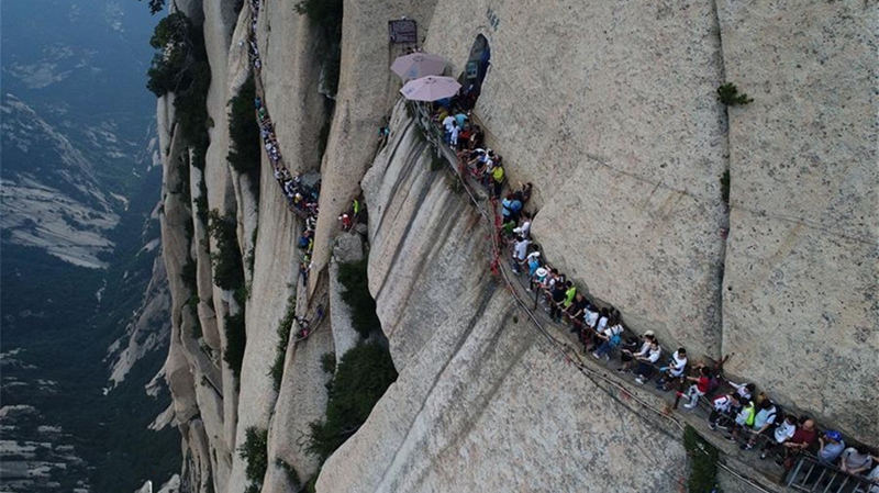 Das berühmteste natürliches Hindernis auf Berg Huashan: Holzsteig im Himmel
