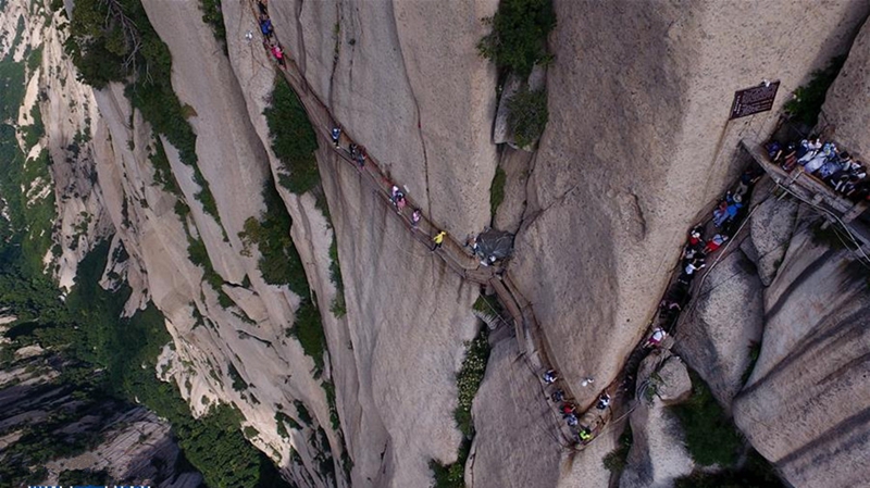 Das berühmteste natürliches Hindernis auf Berg Huashan: Holzsteig im Himmel