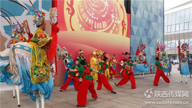 Wunderbare Feuer-Aufführungen bei der Shaanxi Woche auf der Expo 2017 Astana