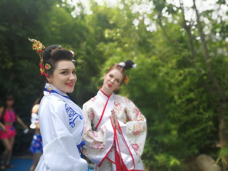Neuer Guinness-Rekord durch tausend Sch?nheiten zum ?Baden in hei?er Quelle Fengquan und Singen von Taibai-Berg“