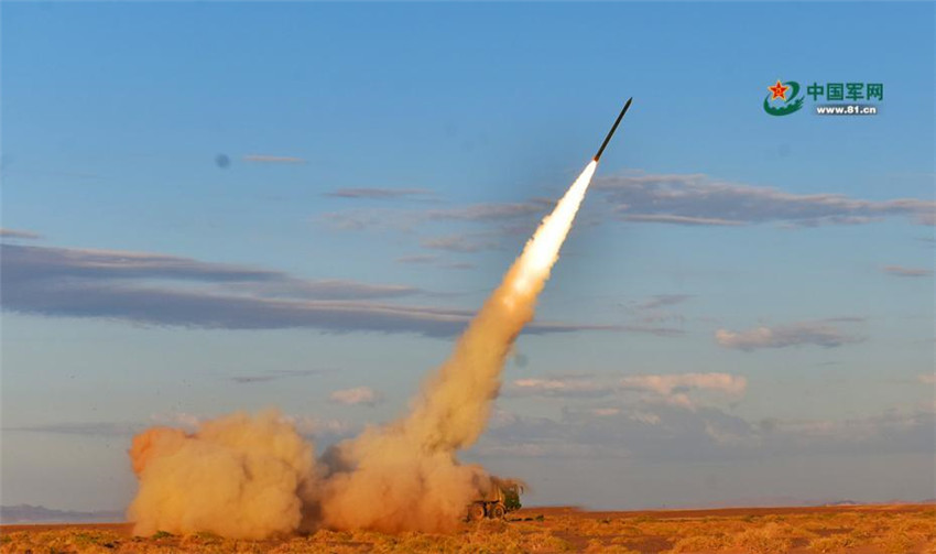übung mit scharfer Munition in nordwestchinesischen Sandwüsten
